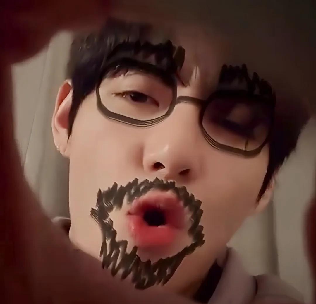 没人觉得泰泰的四方嘴很好玩吗？可以变成各种形状金泰亨 金泰亨V v taehyu