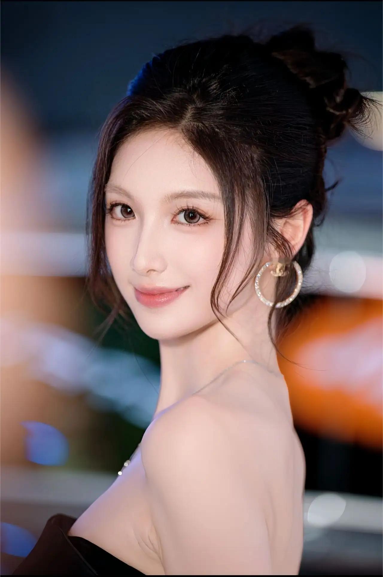 万万想不到！都说雷军把车模卷下岗了，现在各大车展全靠自家老板亲自上阵当顶流；后脚