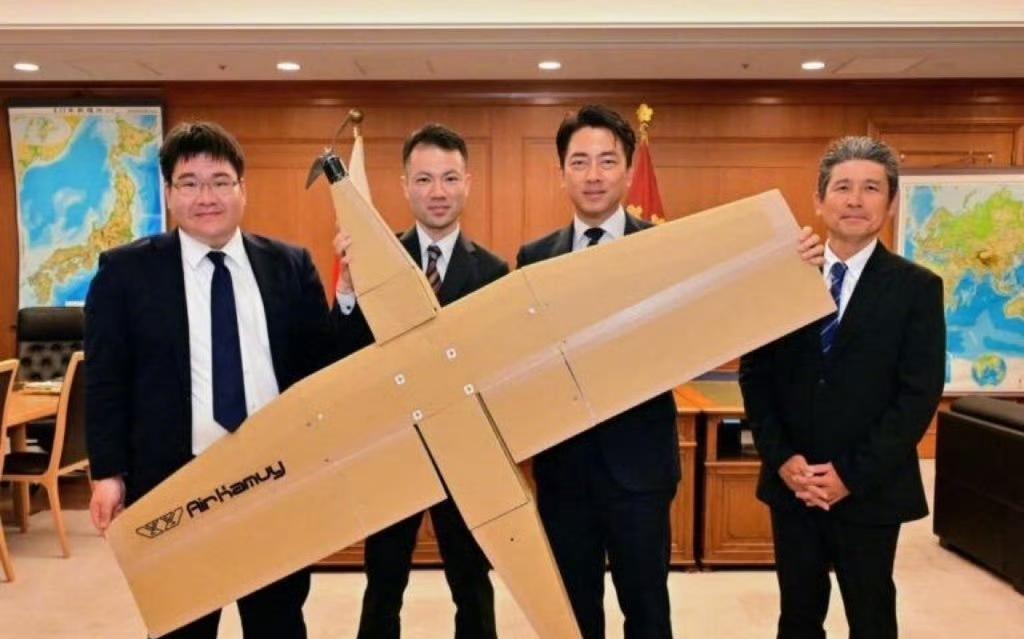 小日子防卫大臣小泉进次郎参观了神威公司，并且还跟该公司生产的纸板无人机进行了合影