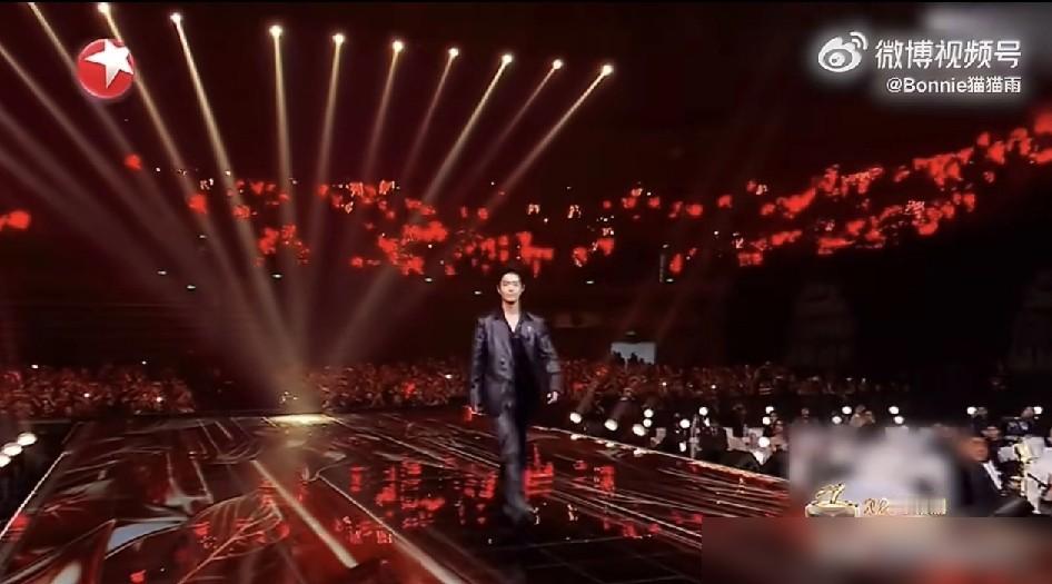 红毯上等马，领奖时羞红脸，你敢信《藏海传》横扫八大奖？
肖战走红毯，战马屏幕迟到