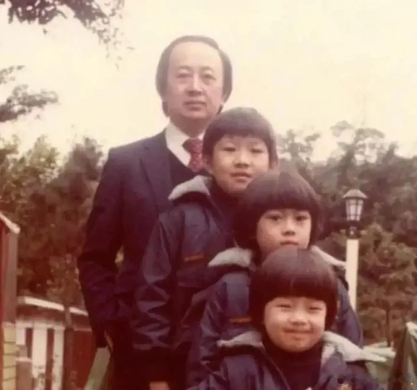 林志颖兄弟三人合拍，眉眼之间长得都好像！不过三人发展区别大！ ​​​