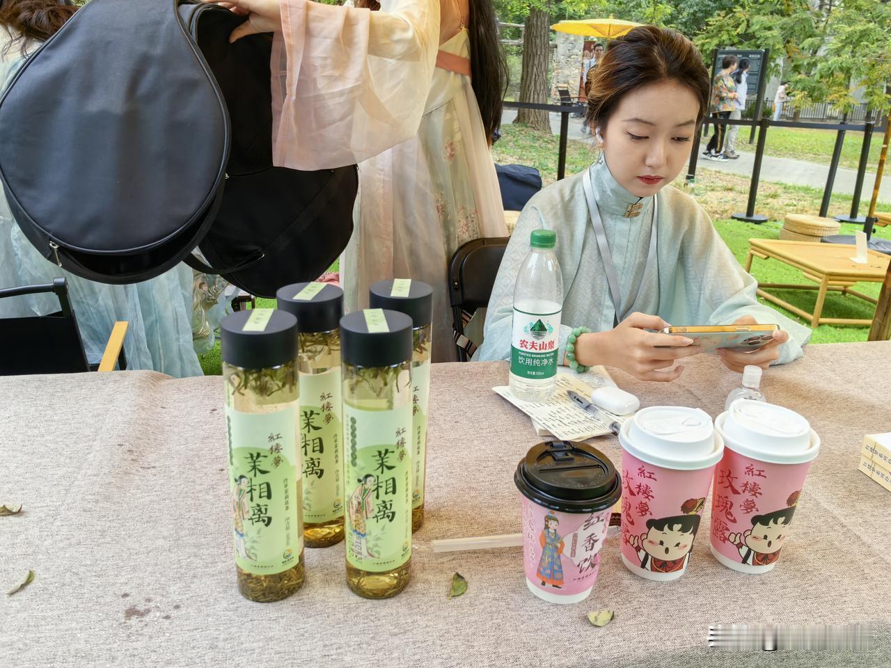 曹雪芹纪念馆门口买文创产品的小姑娘