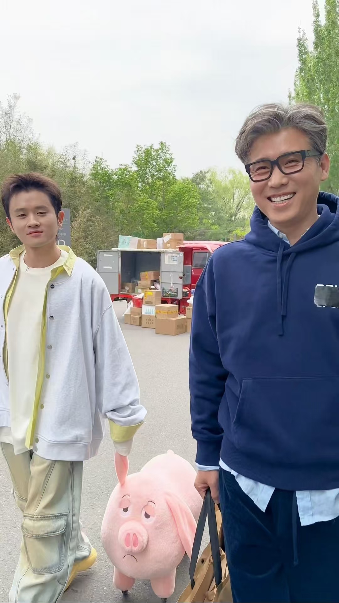 李乃文王勉小区里溜猪毛雪汪 王勉牵猪串门的操作太出其不意，一脸正经介绍是家属，旁