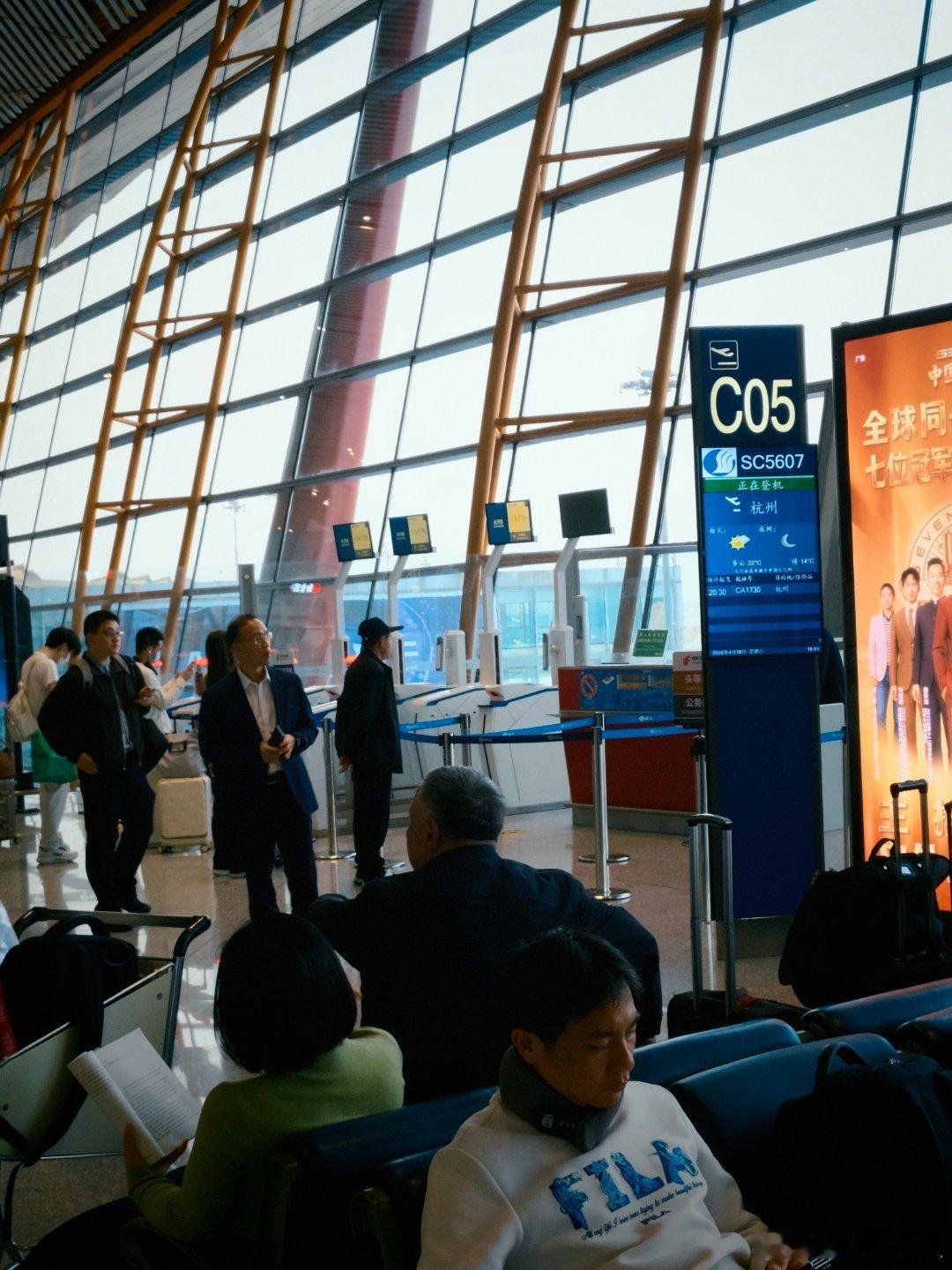 所以有时候优先通道走太快也不太好，就我们几个登机了，到飞机上又让我们下飞机了，溜