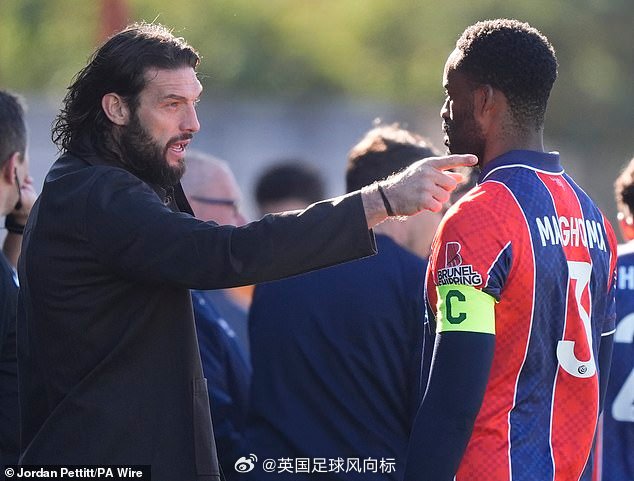 【卡罗尔执教生涯开门红】37岁的安迪-卡罗尔，穿上正装，作为球队的主帅，站在场边