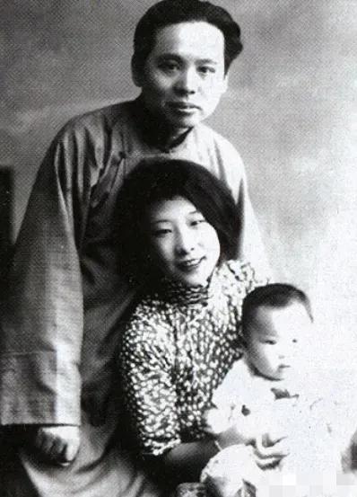 1967年正月初六早上，张恨水得知一则消息，随后脸色苍白，手微微颤抖，次日，家人