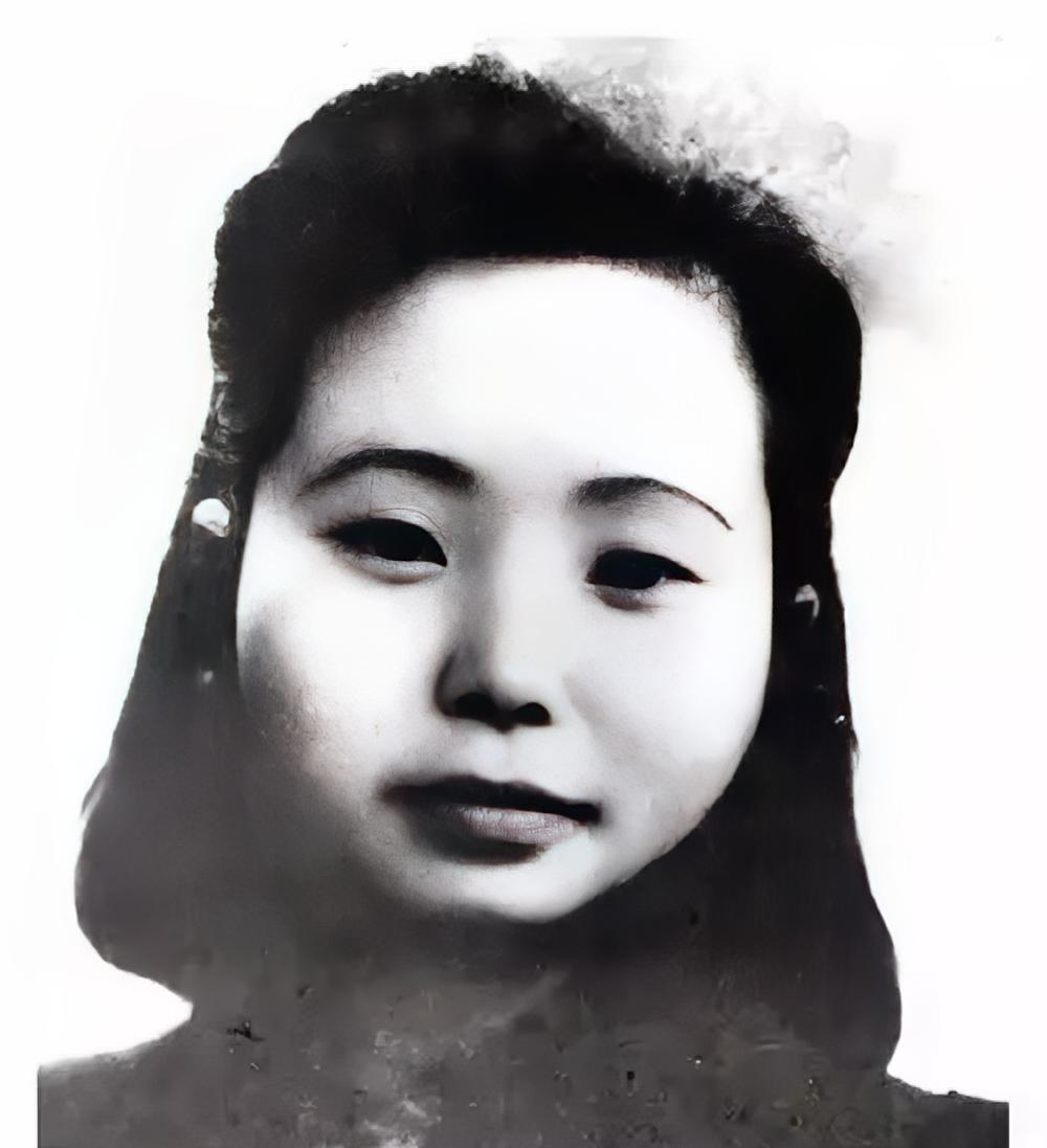 1949年12月，堆堆叠叠的20多具红岩烈士遗体被从渣滓洞附近的电台岚垭荒草地里