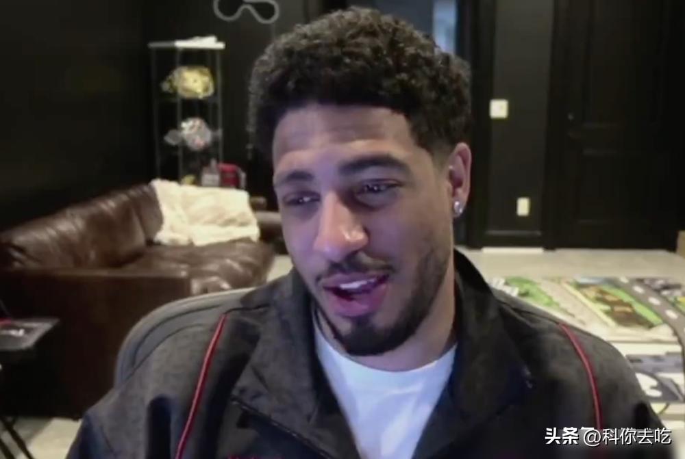 文班亚马这小子，直接掀了联盟的桌子。别人都等着媒体封神，他自己下场，对着镜头给自