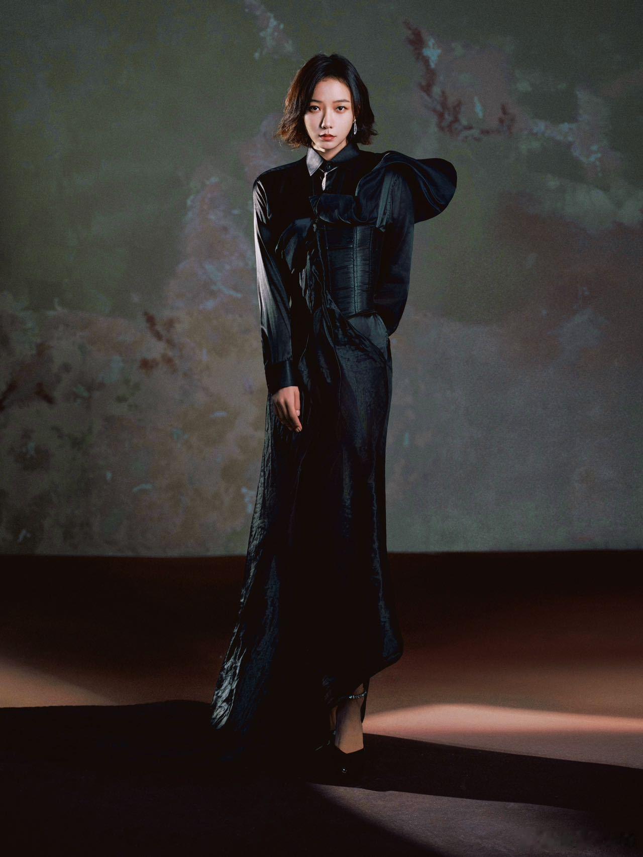 王珞丹金鸡闭幕红毯造型真的贵到我了！all black黑缎质感的长裙衬托出流畅曲