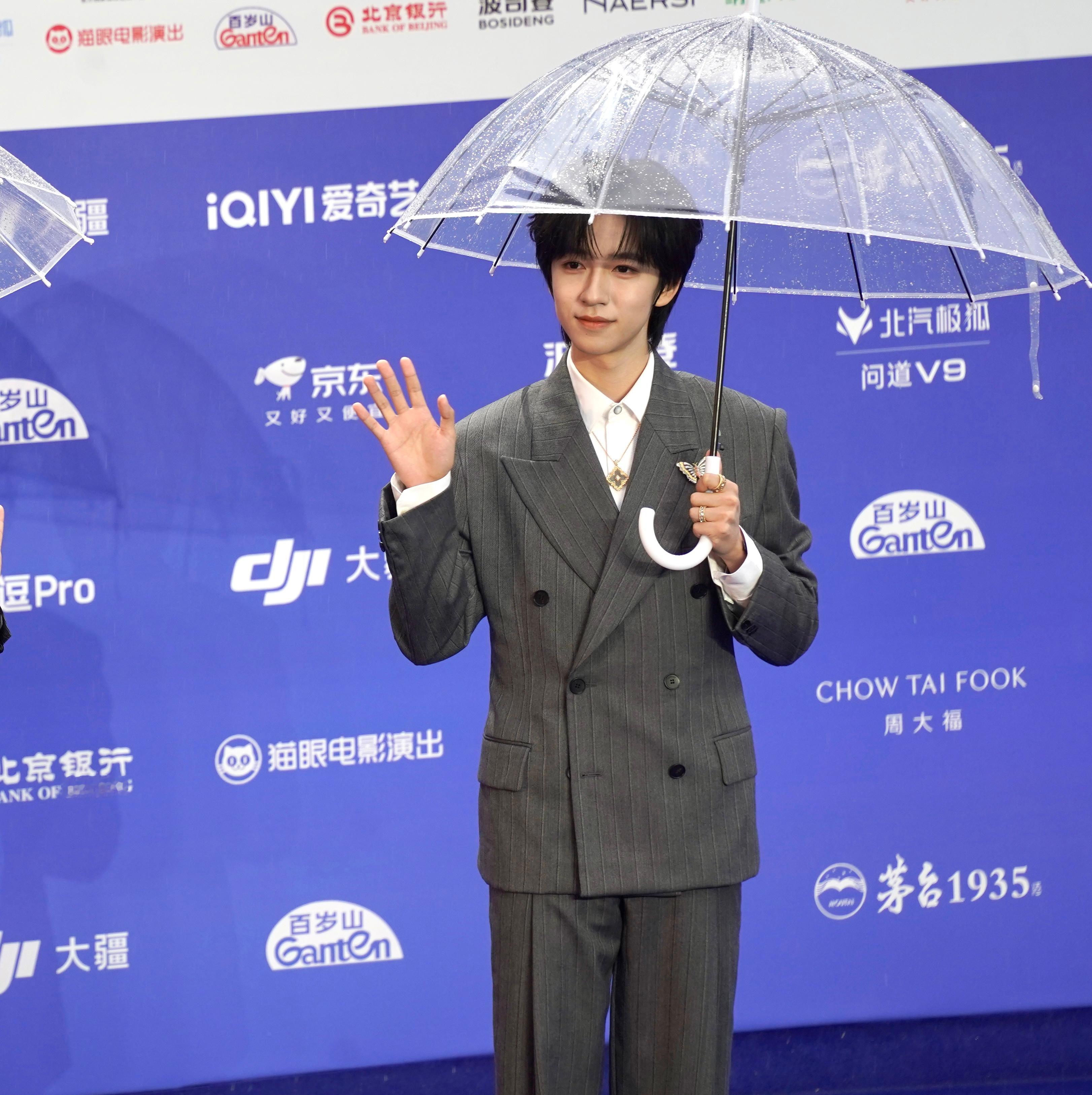 发一下北京国际电影节 红毯拍的贺峻霖生图，如果记得没错的话，这也是贺峻霖连续第三