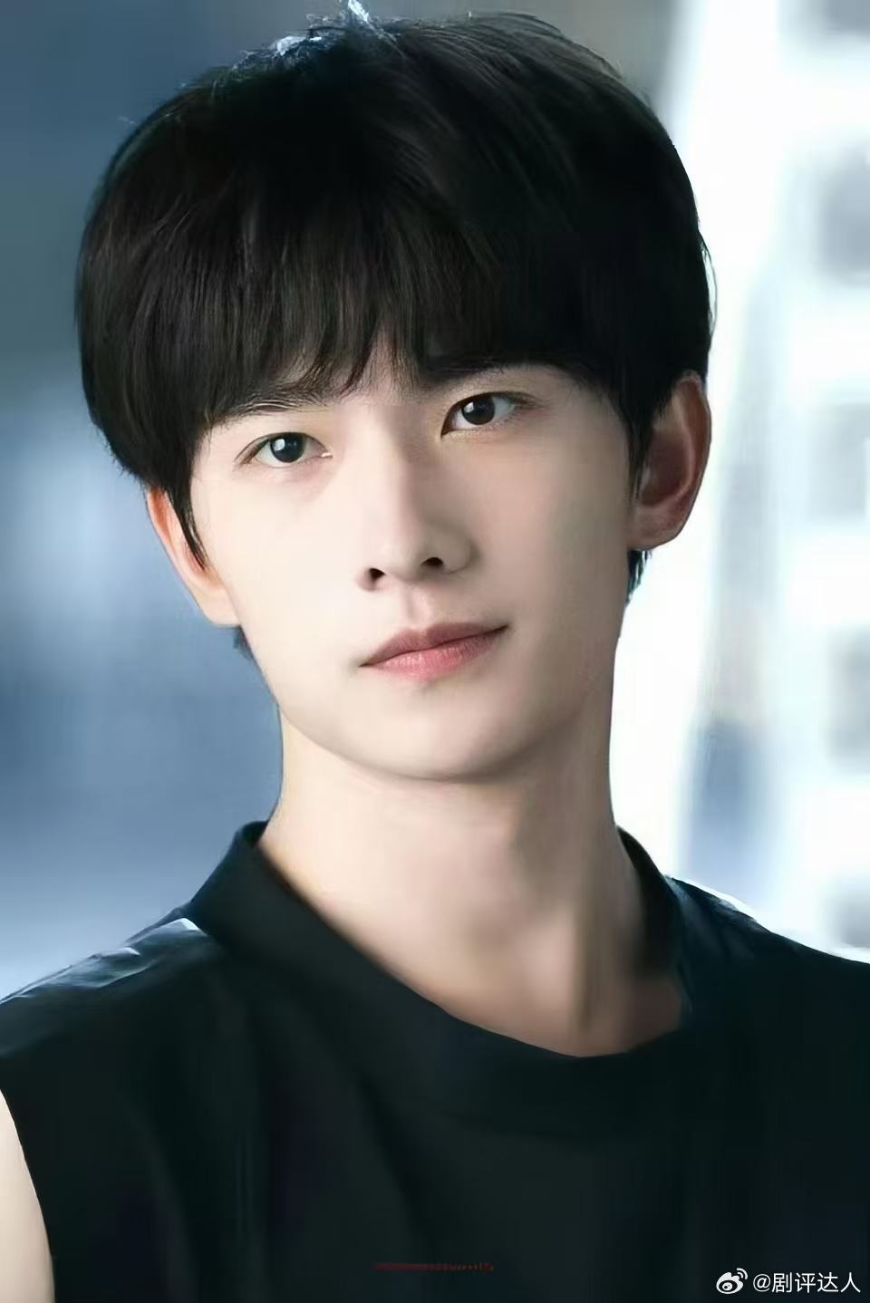 杨洋 校草学长 看物料被杨洋狠狠惊艳，面容清爽精神十足，自带校草光环。不是浮夸的