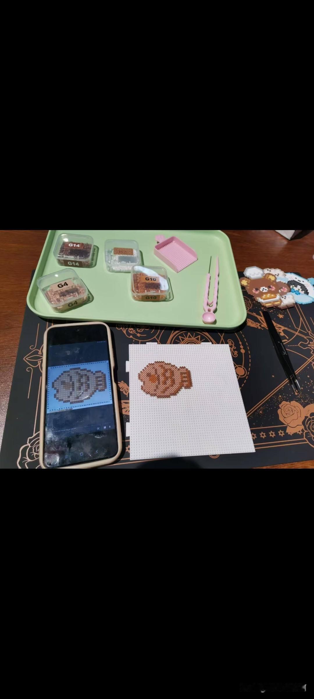 都说拼豆火的一塌糊涂，
我怎么也想不出，
这东西有什么玩的，
今孩子和同学去了，
