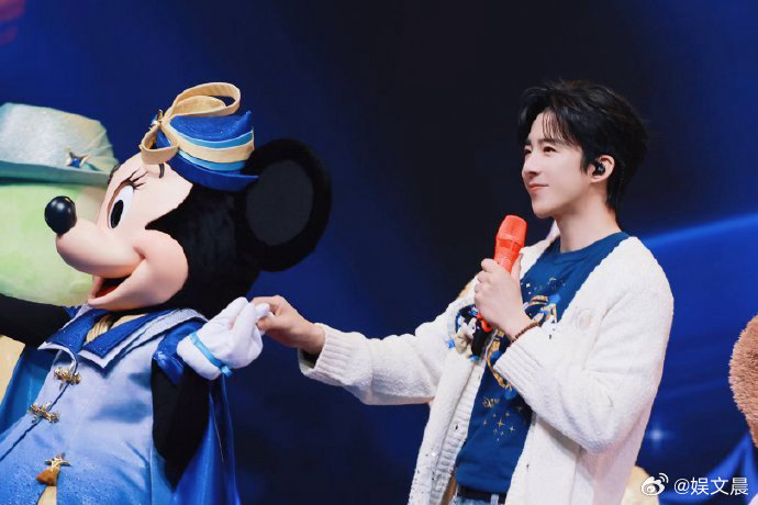 刘宇宁直播黑白撞色赛博感卷毛刘宇宁 白衬衫黑牛仔裤穿出赛博少年感，卷毛加黑白撞色