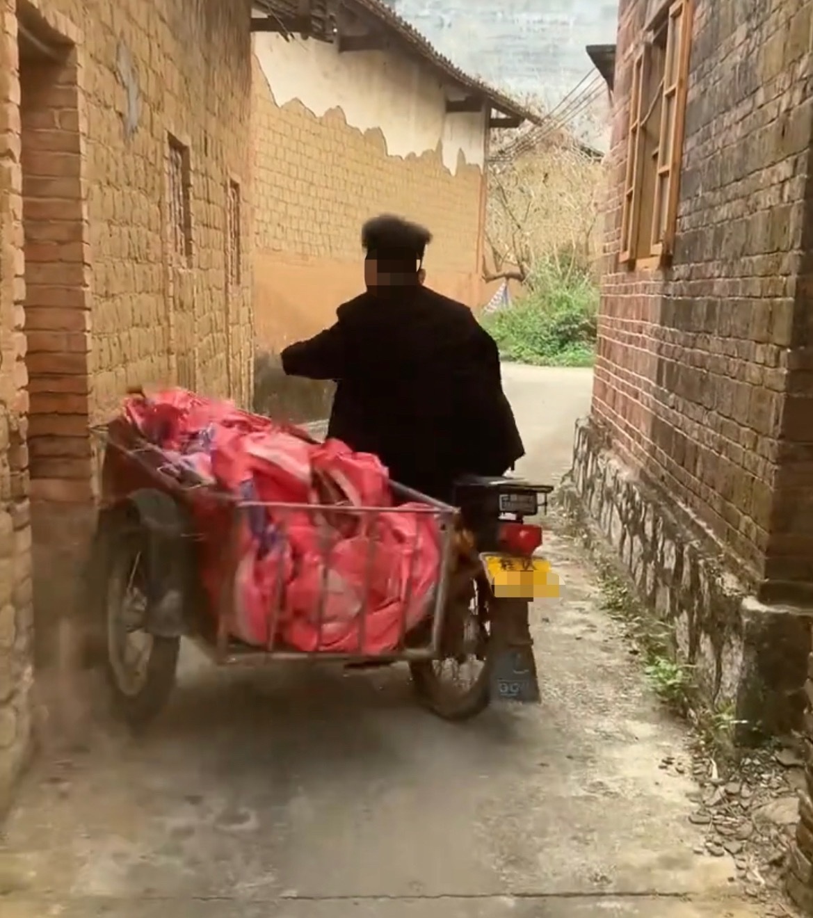 5月12日，网友反映：玉林男子骑三轮车撞泥砖房差点翻车。不会骑车不建议去骑车，免