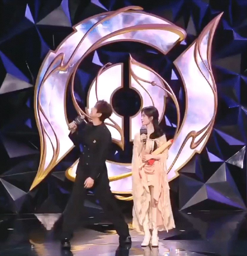 何炅特意劈叉，只为了照顾台上的鞠婧祎… ​​​