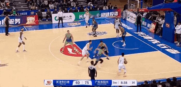 在我看来，徐杰已经进入自己的zone，他眼中的比赛跟场上其他人眼中的都不一样了。