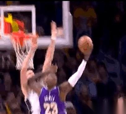 那份报告出来了，白纸黑字写着：有接触。
但，不构成犯规。
我看到这儿，差点没笑出