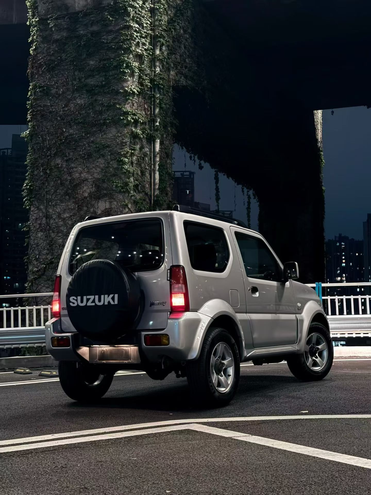 这个JIMNY精神喔！汽场全开