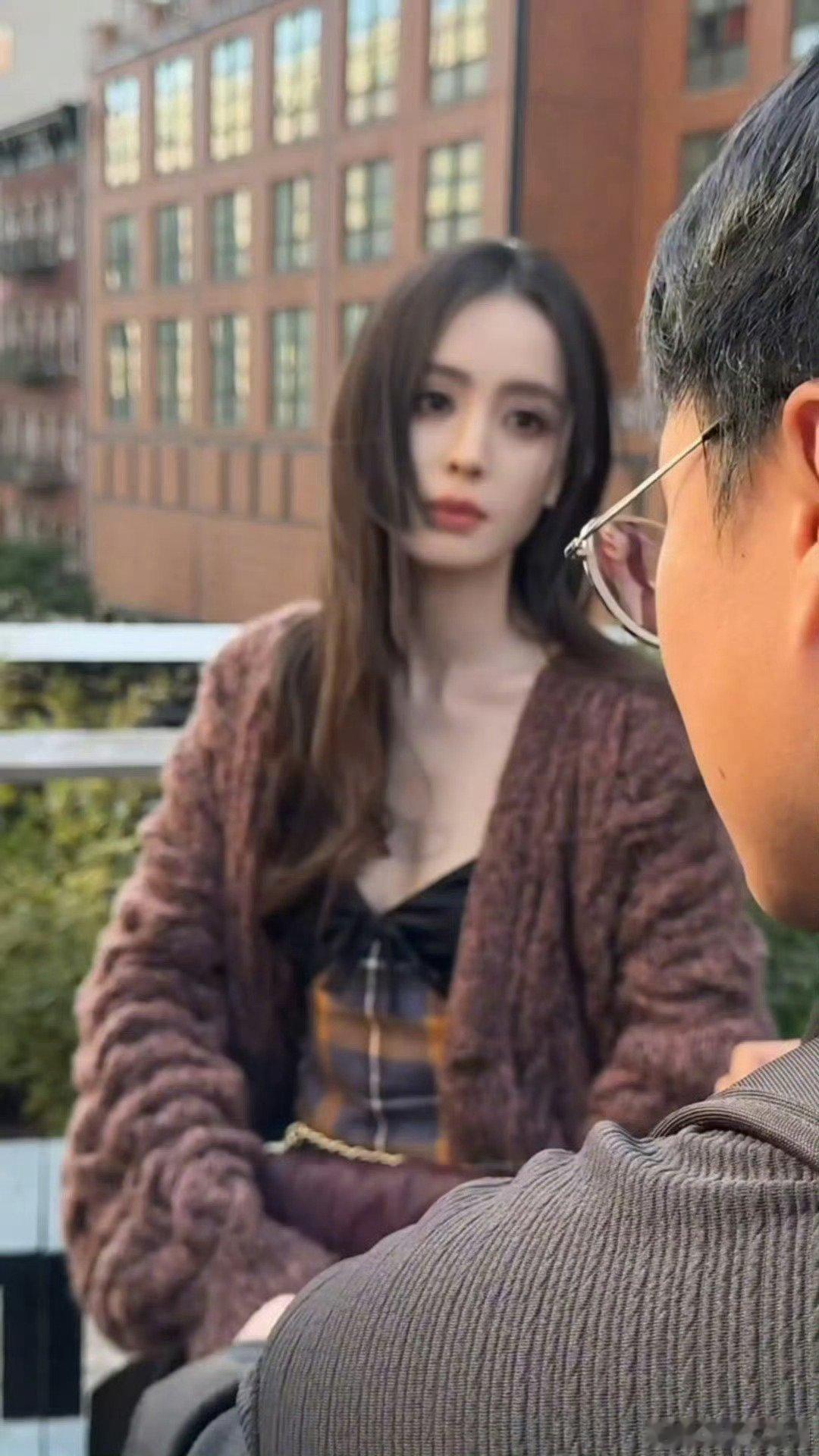 古力娜扎的照片[污][污][污]眼眶深得吓人哦 ​​​