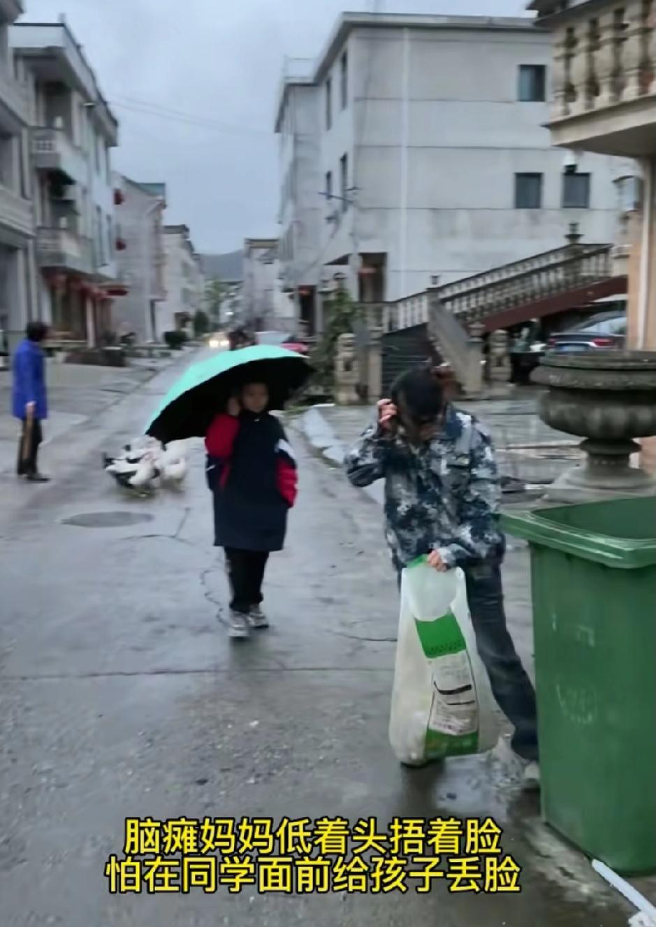 一位患有脑瘫的妈妈
正在垃圾桶里捡瓶子
恰巧遇到了儿子和他的同学经过
妈妈立马低