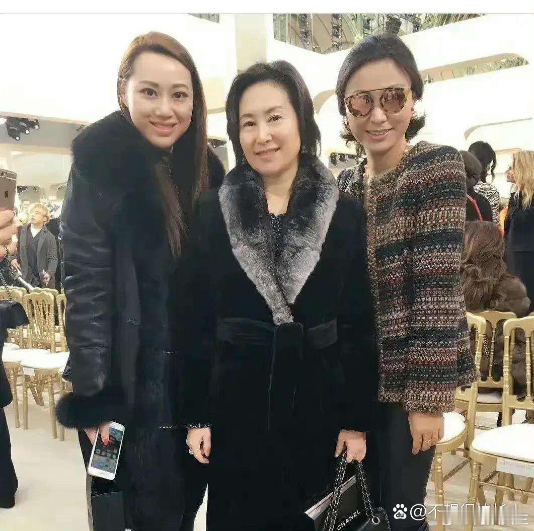 这大衣她穿了30年，赌王女儿也专一 