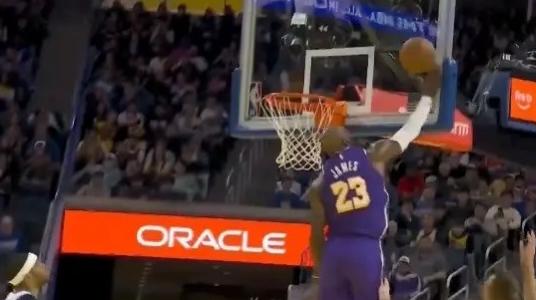 强硬！詹姆斯轻伤不下火线啊！
 
比赛一开场，詹姆斯就拿出了全力，没有丝毫保留，