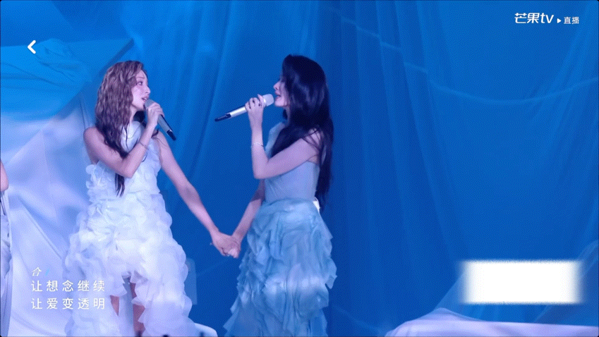 徐洁儿雨爱舞台 舞台光影勾勒绝美身姿，徐洁儿以细腻唱腔诠释《雨爱》，音色清脆情绪