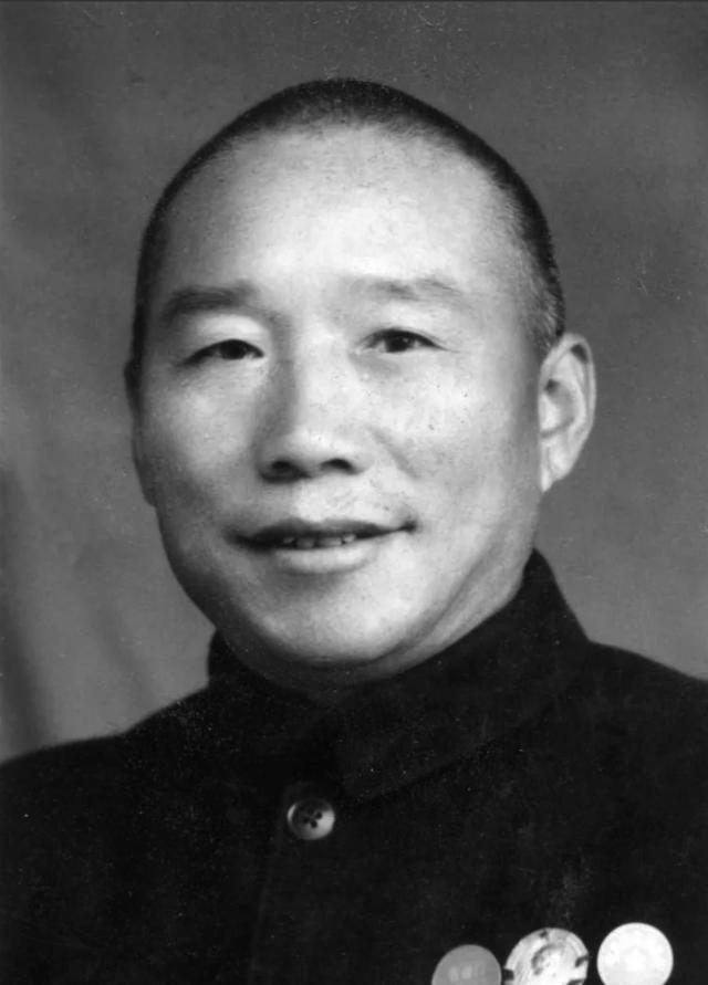 1948年，解放军抓了个可怜伙夫，看他年纪大，还发路费让回家，谁能想到，这个不起