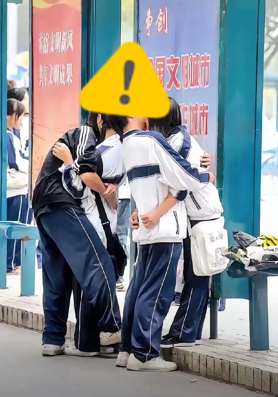 真的是一言难尽！我家小区隔壁就是中学，一到放学点，校门口的景象简直让人心里堵得慌