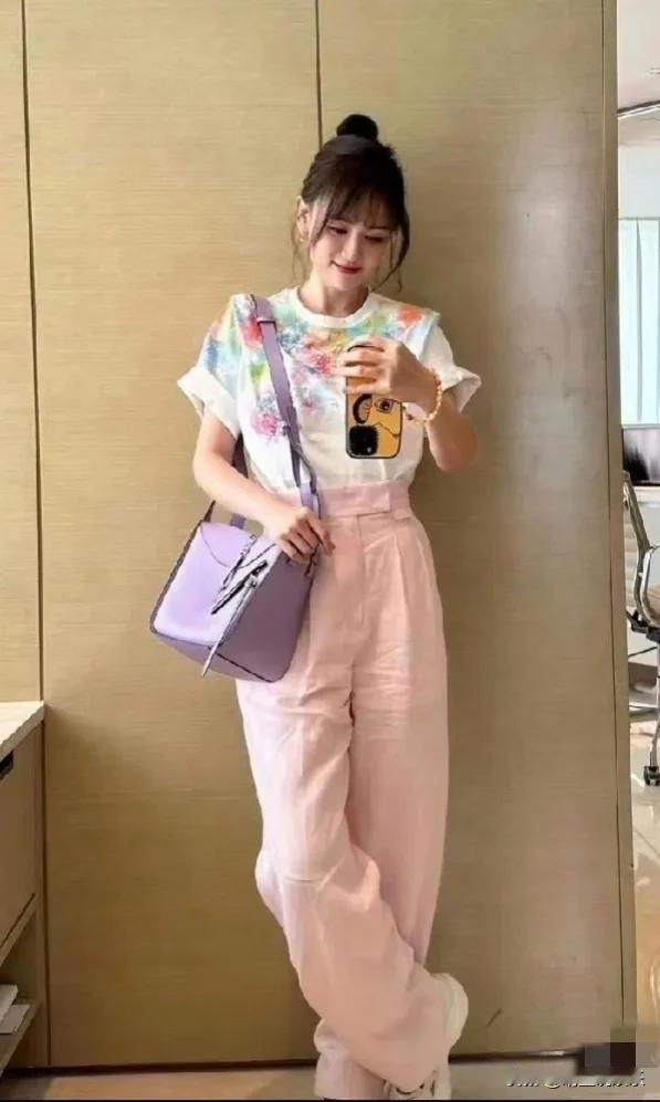 原来好的婚姻真的让人越来越年轻，
看看陈乔恩就知道了，
这身穿搭甜美可爱，
看上