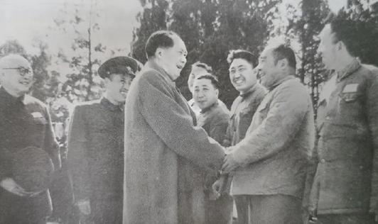 1956年，南京的夏天依旧炎热，南京军事学院内显得格外繁忙，气氛紧张而肃穆。毛主