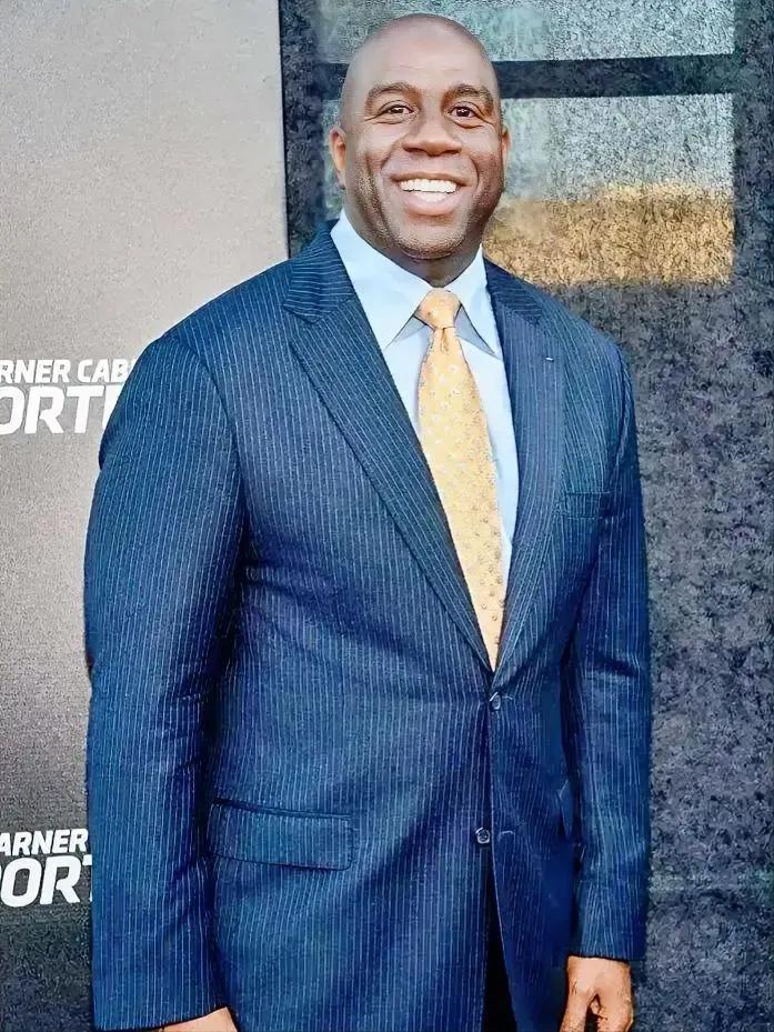不偏不倚，NBA历史地位排名前十的控卫是以下这10位：

1、魔术师-约翰逊
主