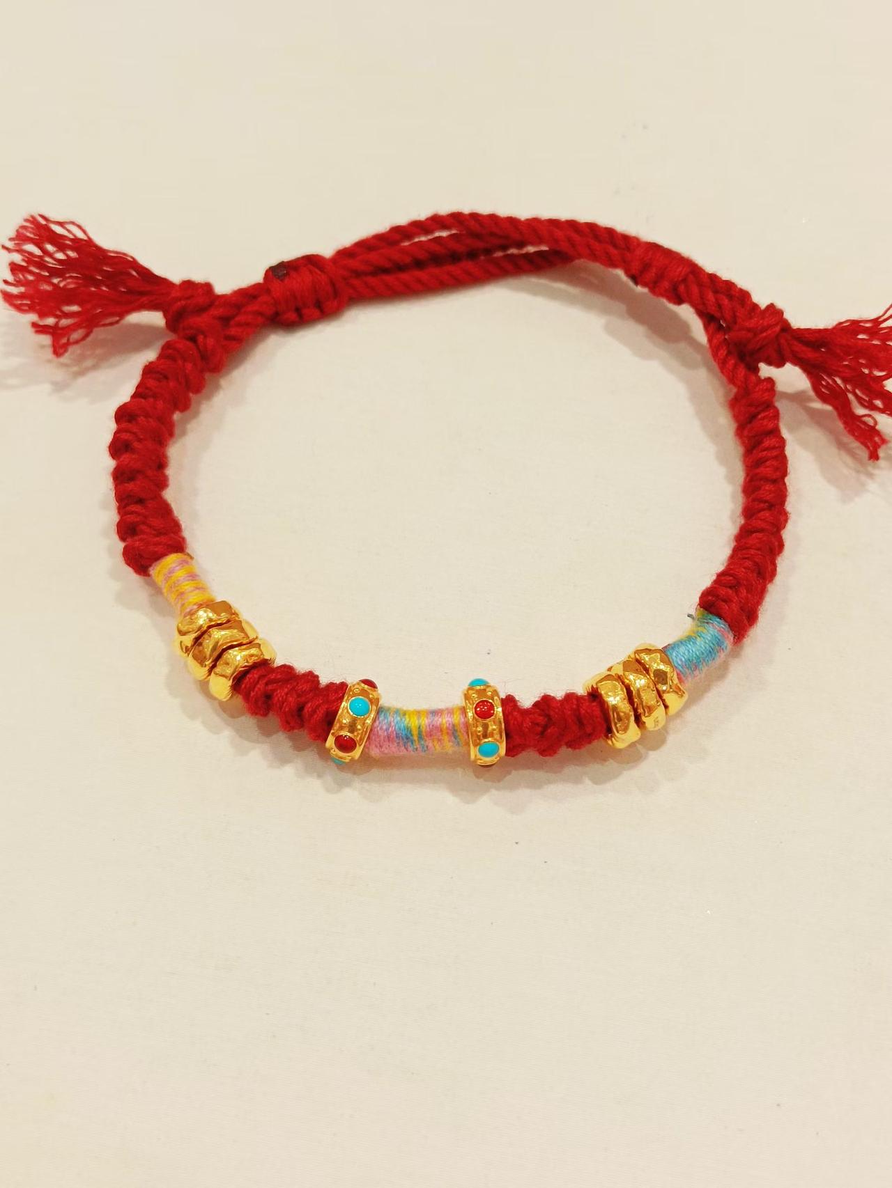 复古风手链，红绳与金色珠子的完美结合，彰显个性与时尚。