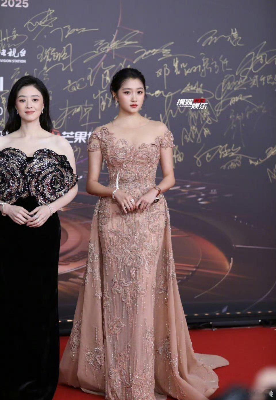 彤的肩和胯太宽了然后她今天怎么这么黑[笑cry]以前和蒋欣也还好啊 ​​​