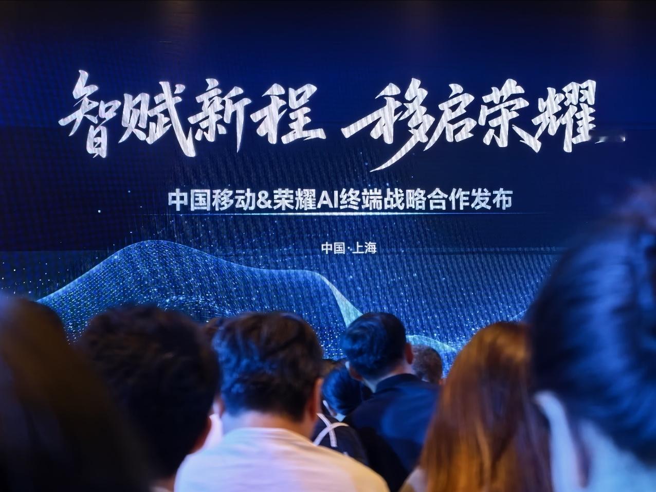 荣耀Magic V5一会儿应该就要官宣亮相了，这次升级点非常多，不光是轻薄，还有
