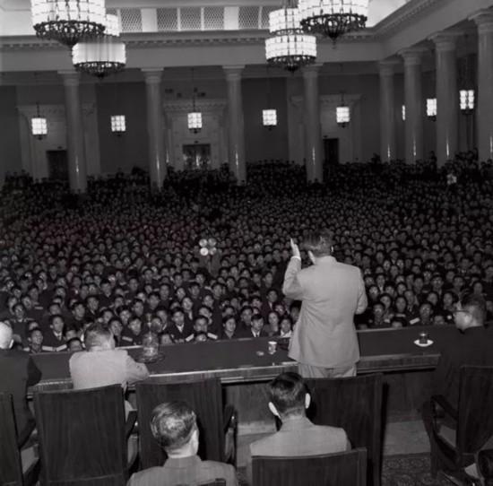 1957年11月17日，一个让万千中国留苏学生铭记终生的日子。这一天，在苏联访问