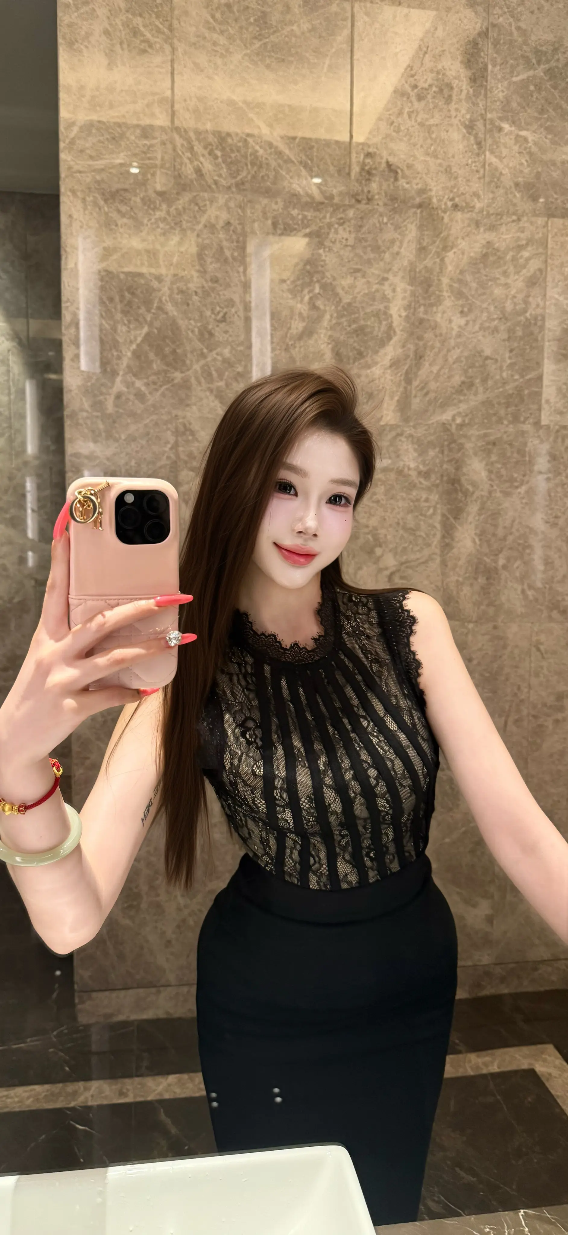 至于她在屏幕背后是否彻夜难眠 是不是又哭泣着截图去和朋友哭诉 又或是去...