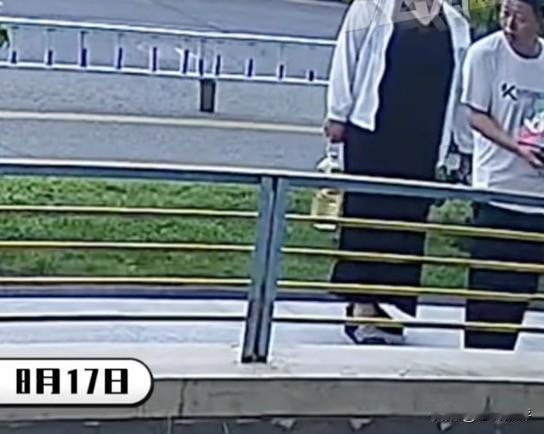 女子在自家院内遛罗威纳犬，路人经过之后好心劝其拴绳，结果却被怒怼，那你别从这过。
