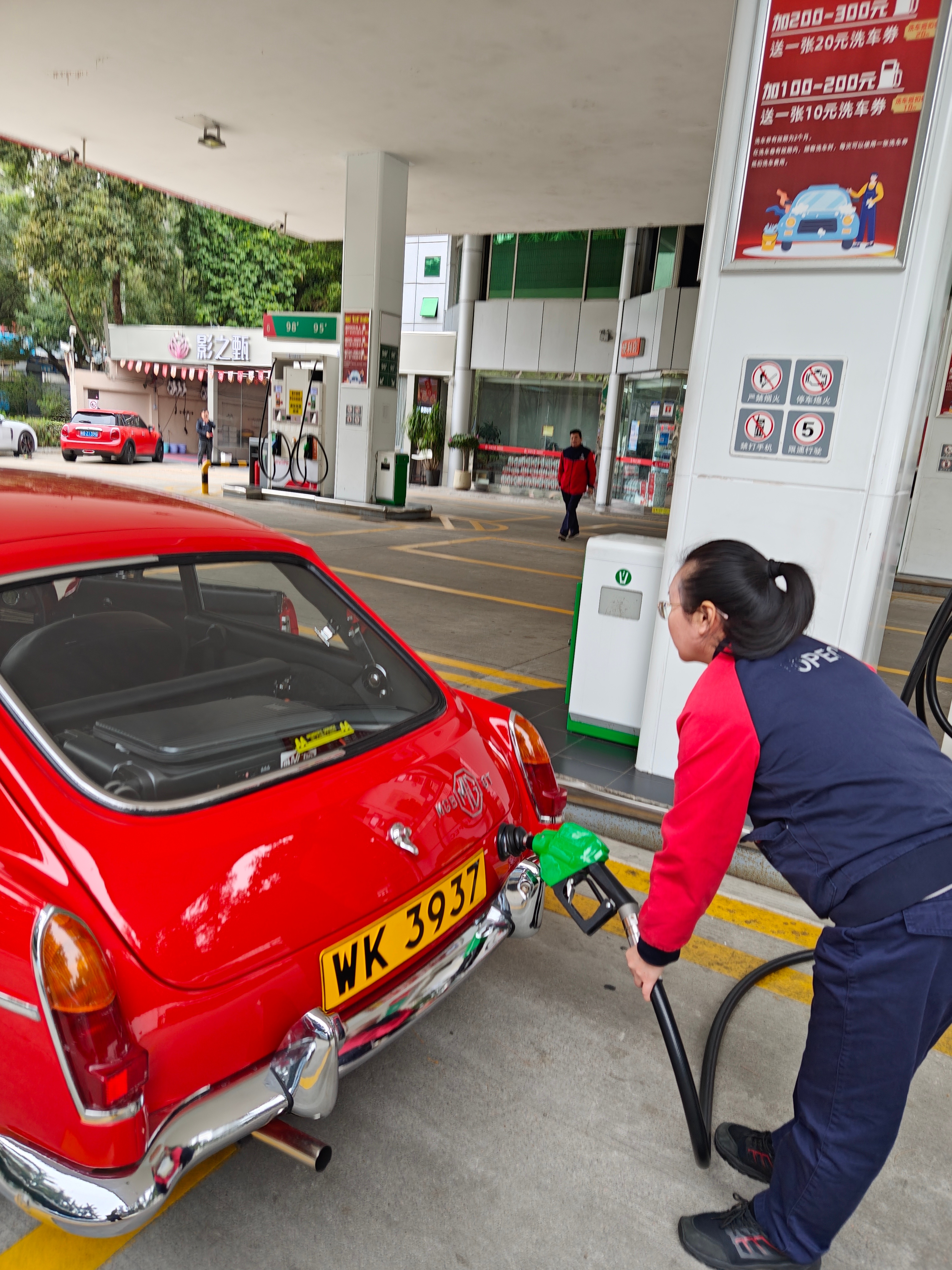 油价又飙升了挡不住了，短期估计比较难回落了，连外卖的优惠幅度都变小了，开始传导到