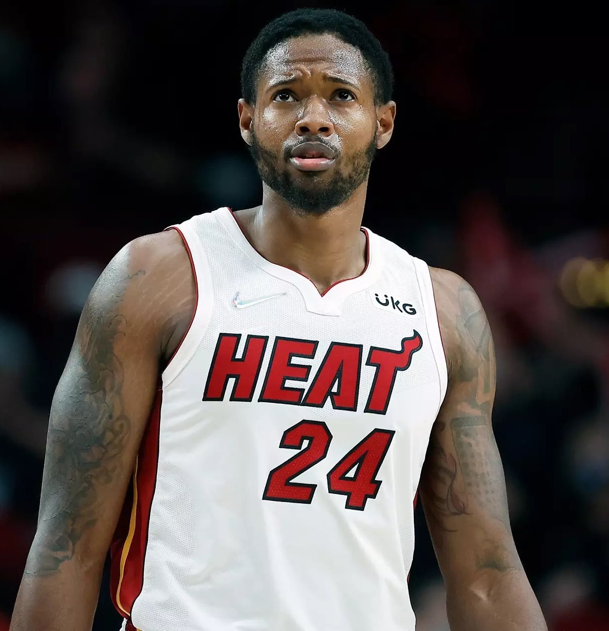 Shams报道，自由球员前锋海伍德-海史密斯已与菲尼克斯太阳队达成一份多年合同，