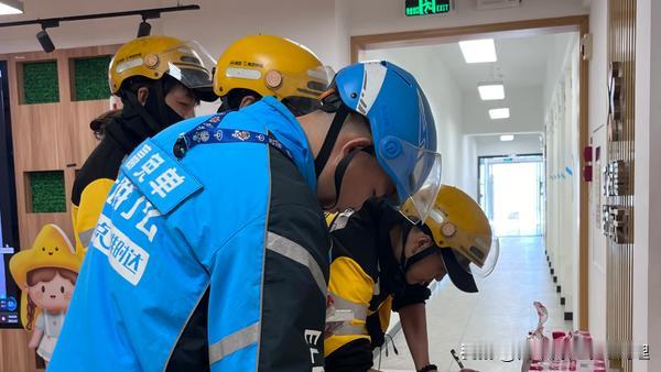 首个新就业群体中央文件发布 明确两阶段目标部署权益保障
4月26日，中办国办印发