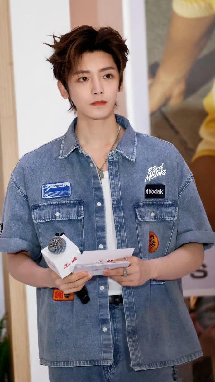 侯明昊线下造型好清爽侯明昊线下造型一秒入夏！牛仔风清爽得像校园里的男大学生，干净