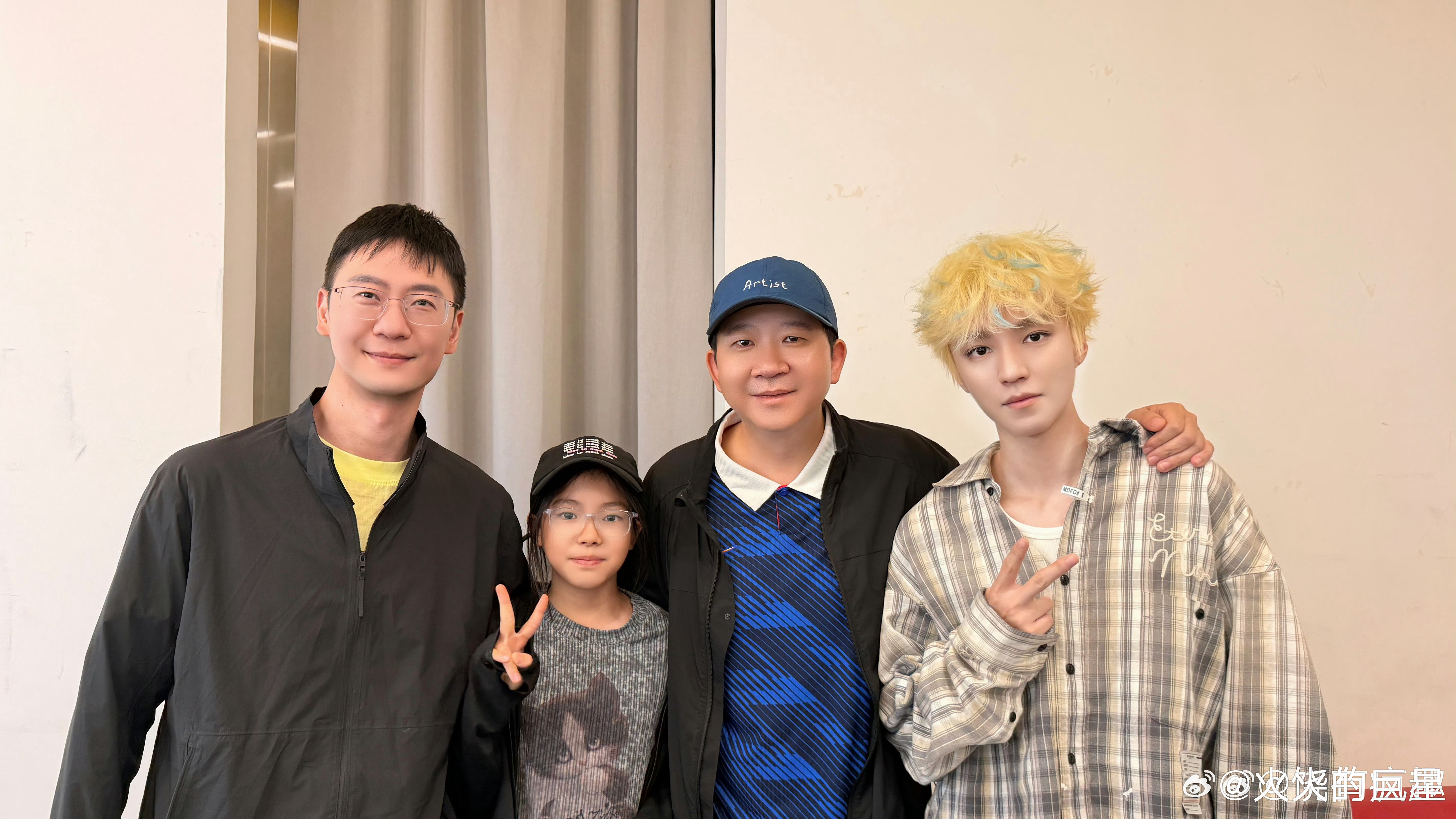 期待无名之辈咯！王俊凯演唱会后台合照饶晓志晒王俊凯演唱会后台合照