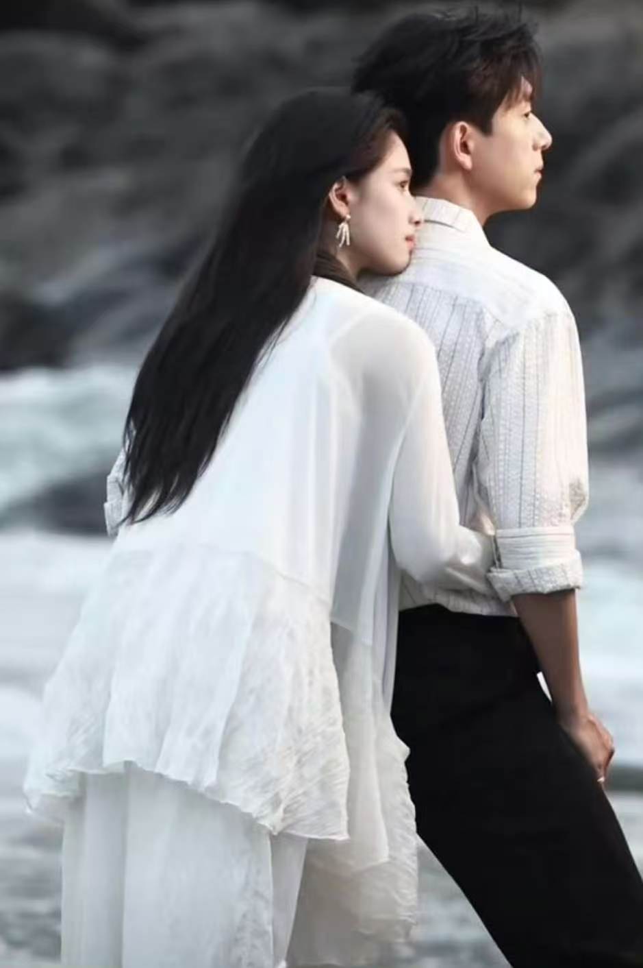 张婧仪海边背后抱李现路透张婧仪背后抱李现张婧仪海边背后抱李现路透🈶，伟大的两张