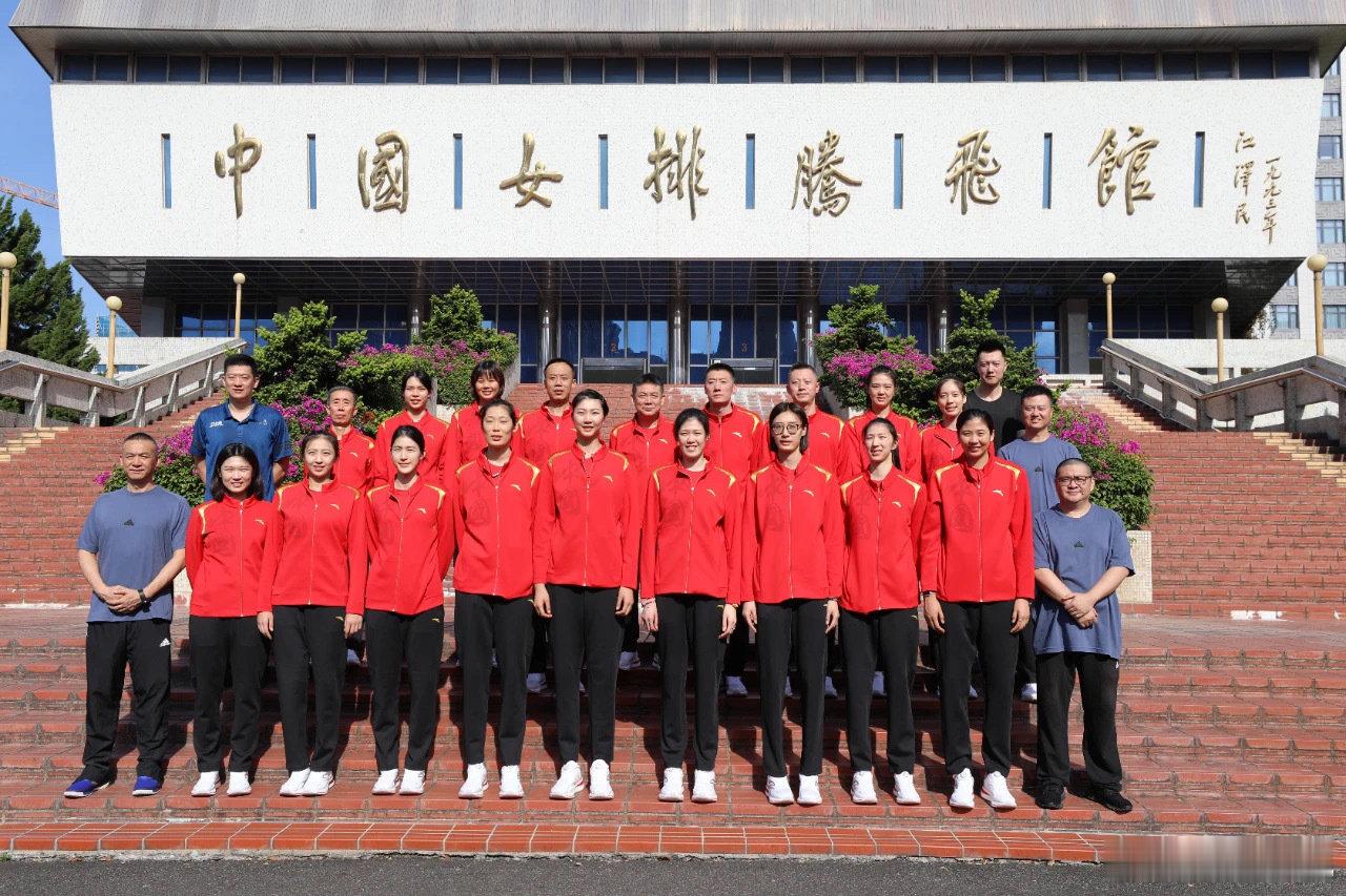 #中国女排出征巴黎#7月20日上午，中国女排从漳州出发启程前往法国，开启巴黎奥运