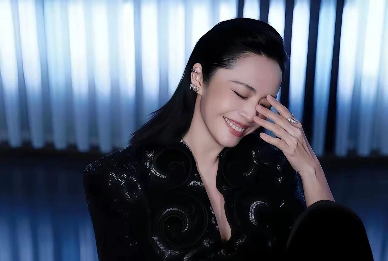 现在好多明星、演员都官宣离婚，为啥偏偏央视点名批评姚晨？其实主要就两个原因。
