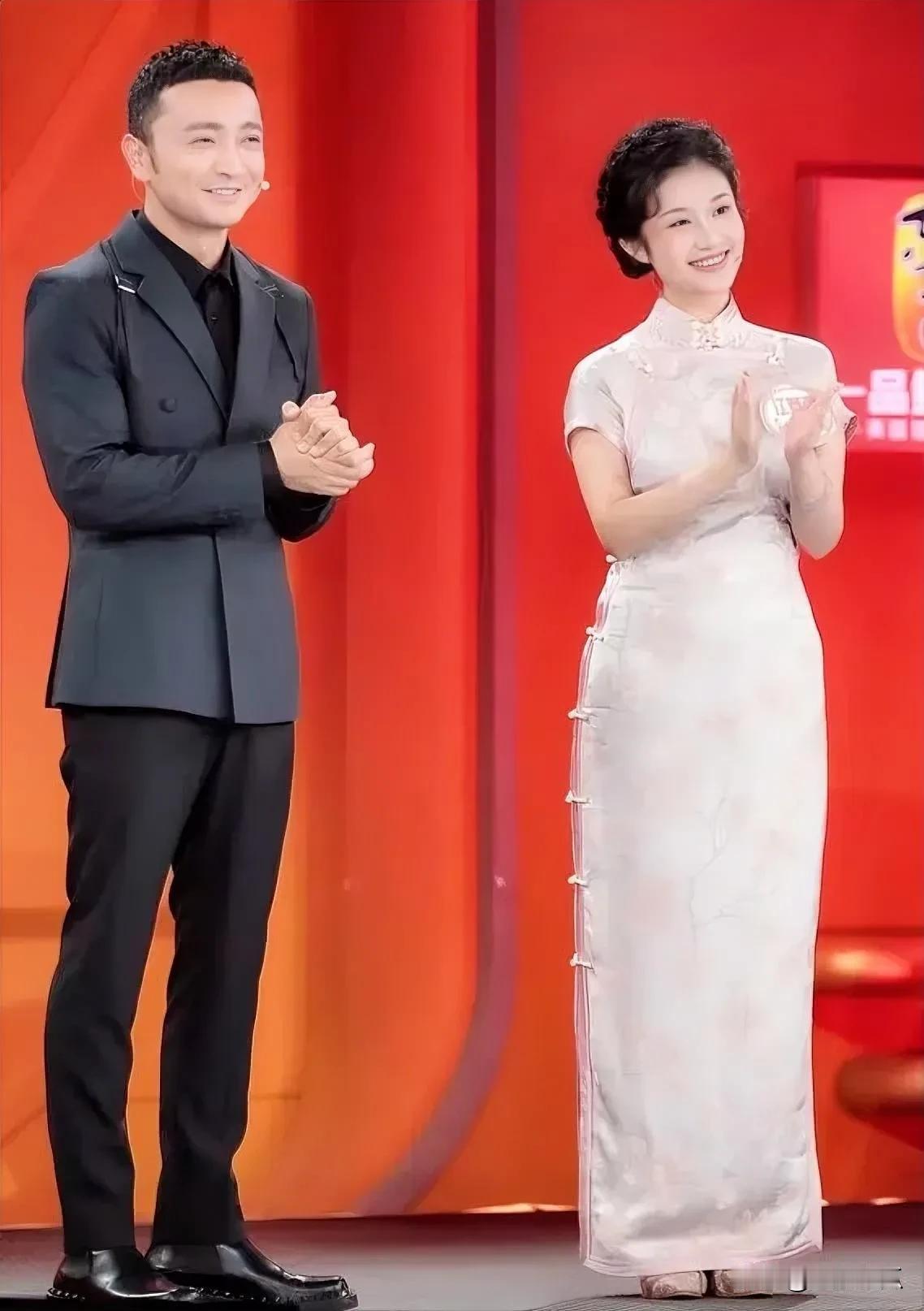 尼克买提是一位很不错的主持人，他曾多次主持过春节晚会，他为人谦逊和蔼，主持节目大