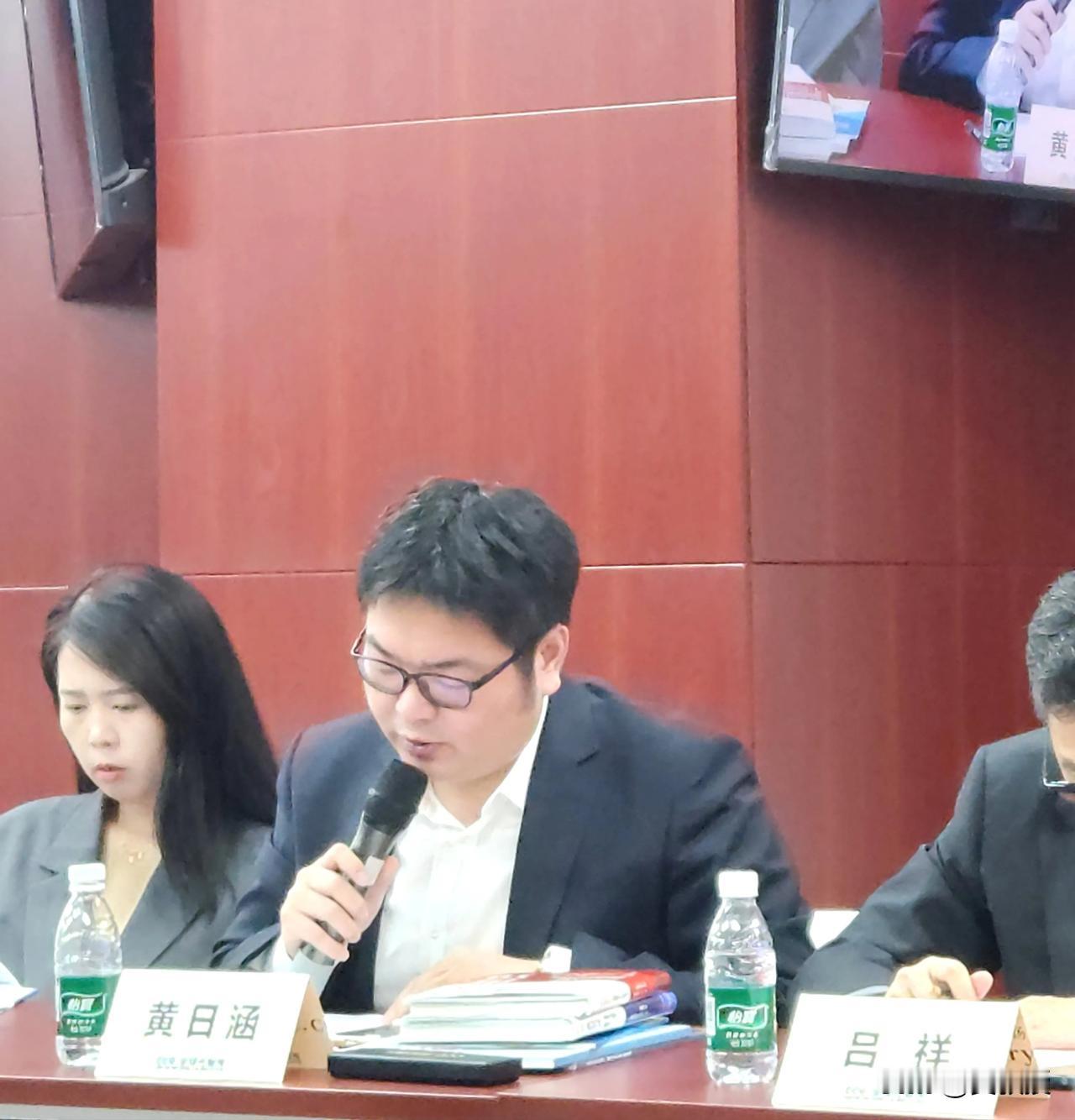 今天参加《命运与共》《对话世界》
新书发布会，我是一个坚定的理性爱国者
我们都期