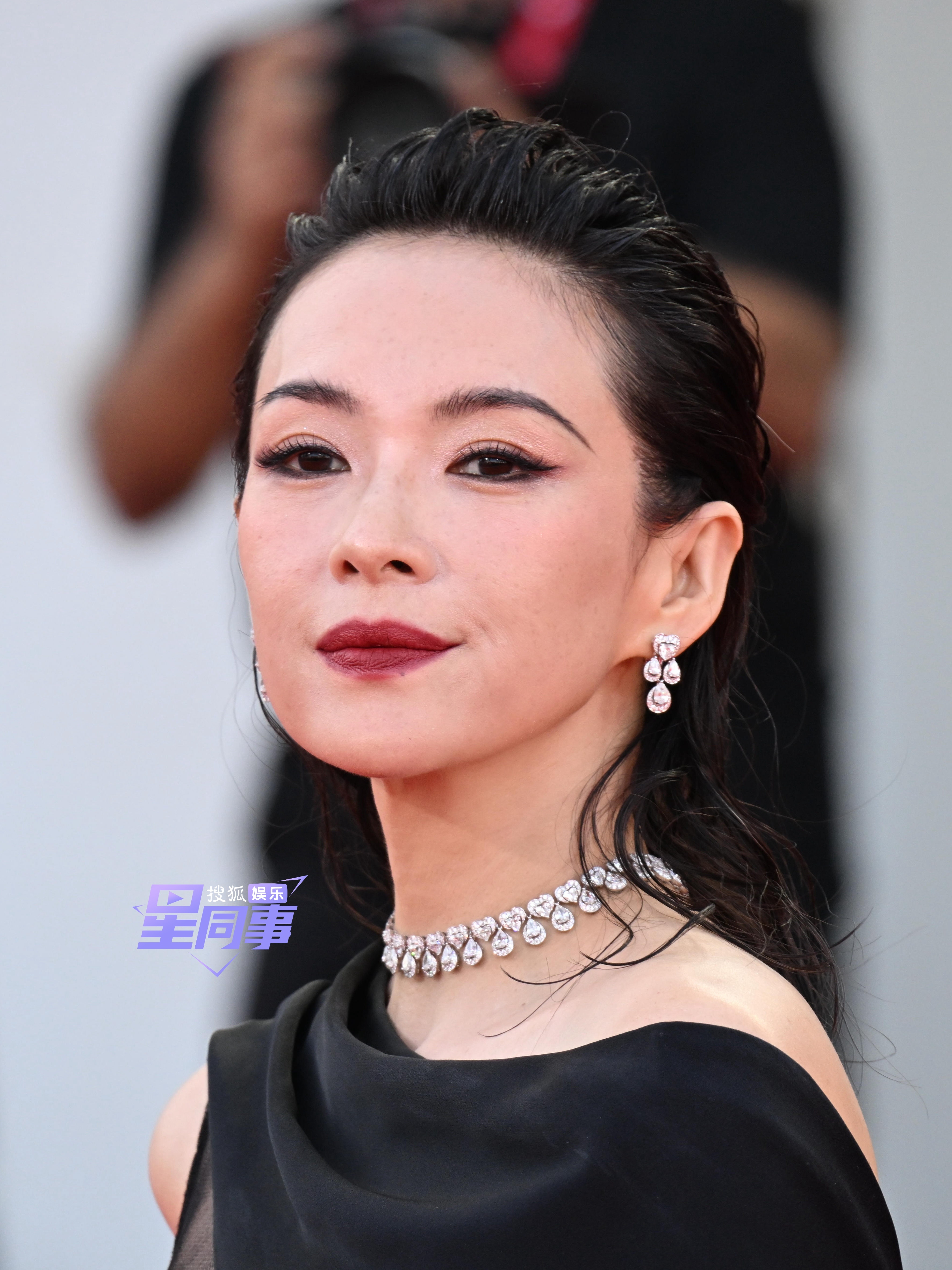 #章子怡黑色披肩高定# 绝了！绝了！🦊必须给大家来一波红毯生图～咱们国际章出场