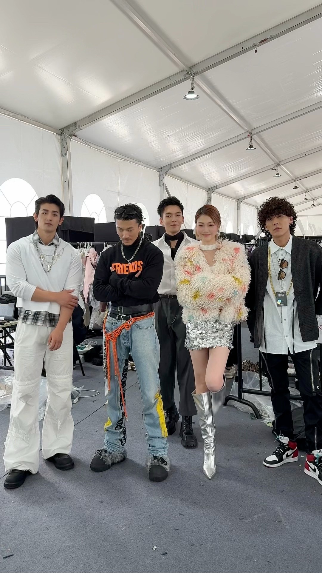 第一次走秀 第一次抱巨兔兔期待下一个第一次 ​​​